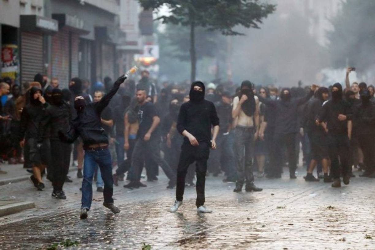 Los altercados comenzaron el viernes temprano cuando grupos de manifestantes, bien organizados, trataron de bloquear el acceso al recinto del encuentro a las delegaciones oficiales.<br/>