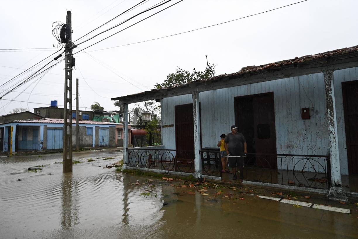 Poco antes de que Ian tocase tierra en Cuba, el Centro Nacional de Huracanes de Estados Unidos (NHC) lo subió a categoría 3, agregando que la tormenta registra vientos de 185 kilómetros por hora, con máximos de hasta de 200 km/h. 