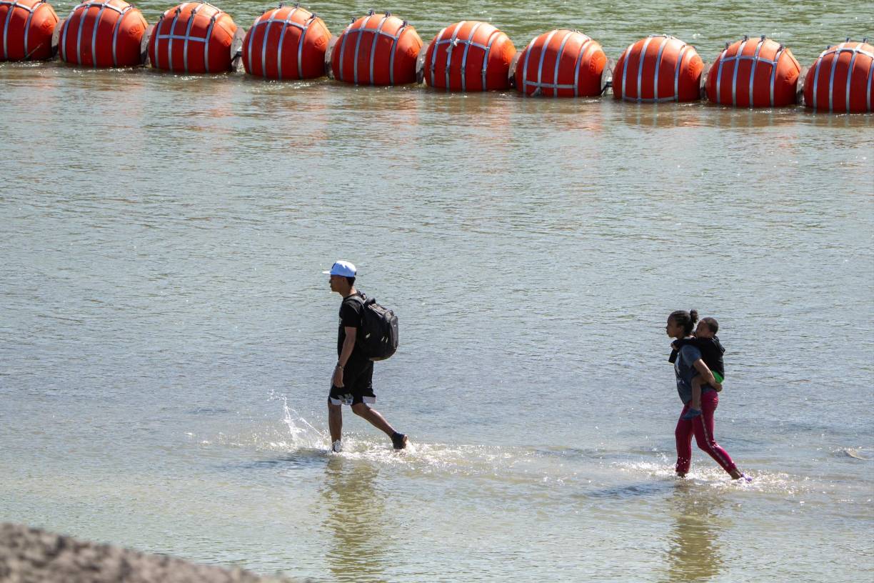  la SRE afirmó que la colocación de la barrera de boyas, que inicia en el área de Eagle Pass, contraviene al artículo 17 del Tratado de Aguas Internacionales de 1944, que establece que “el uso del cauce de los ríos internacionales para las descargas de aguas de avenida o de otros excedentes será libre”.