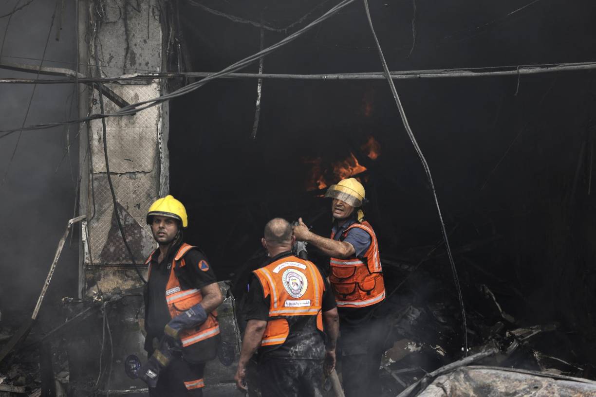 Por otro lado, la fuerza aérea israelí atacó “dos objetivos estratégicos” de Hamás en un edificio de varios pisos localizado en el exclusivo barrio de Rimal, y que pertenecen respectivamente al Banco Nacional Islámico y a un centro de mando utilizado por Munzer Faraj, otro alto funcionario de Hamás.