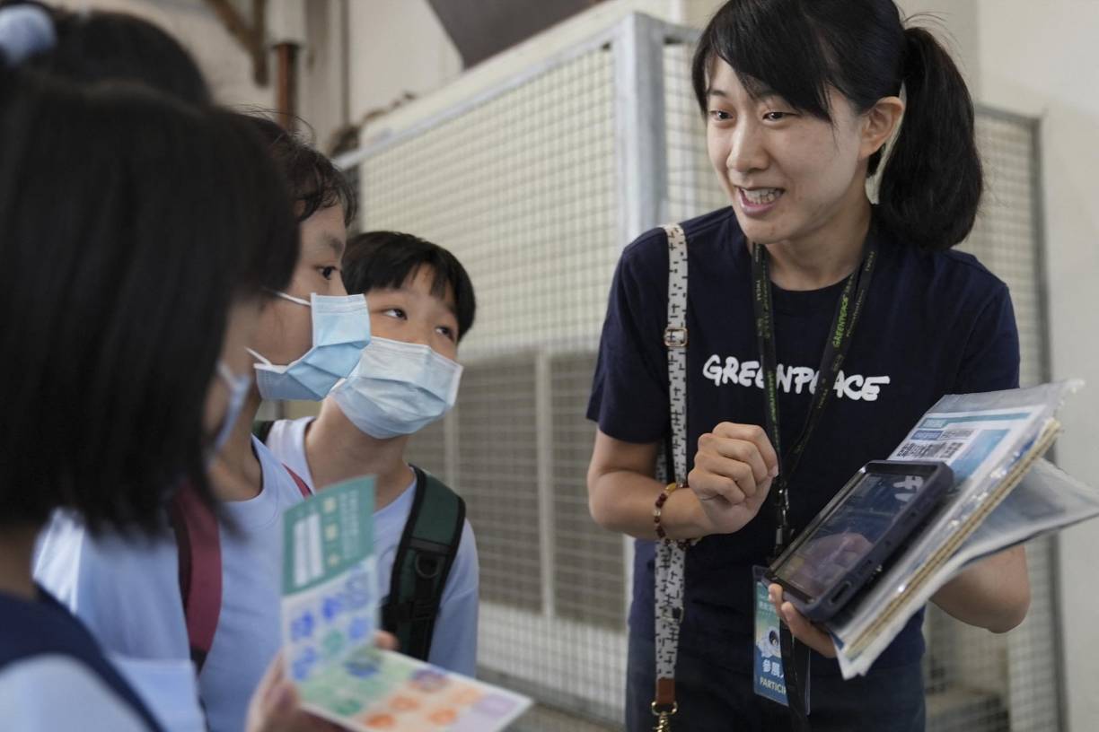 “Si un invitado no está dispuesto a llevar un recipiente, le muestro la foto y le pido que reconsidere su decisión”, explicó a AFP esta mujer de 33 años que añadió que las fotos acabaron atrayendo la atención de los medios locales.