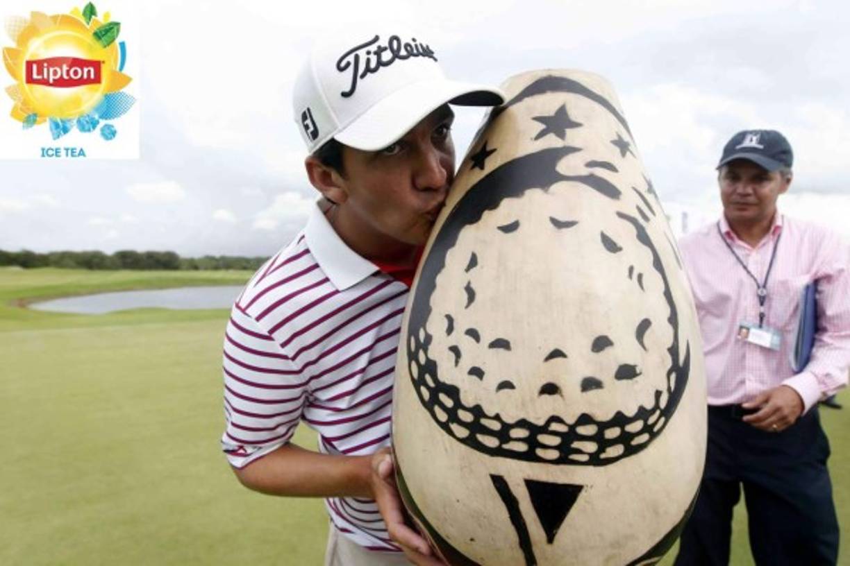 El golfista venezolano besando su trofeo. Foto Delmer Martínez