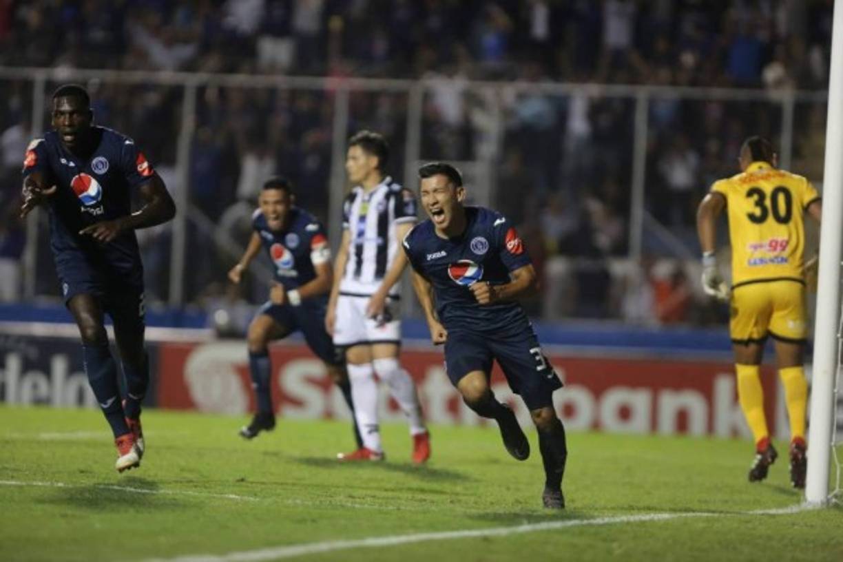 Kevin López corre a celebrar su gol que le terminó de dar la clasificación al Motagua a la final de la Liga Concacaf.