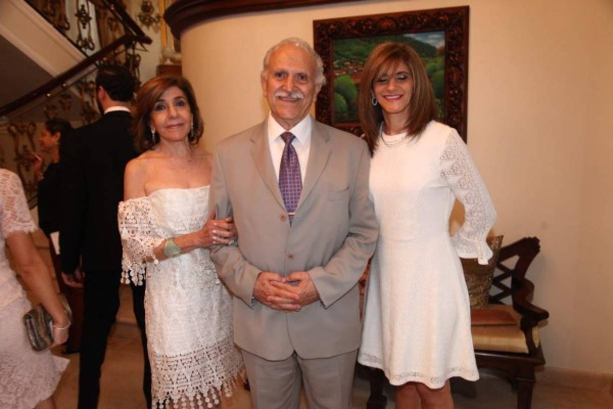 Yolanda, Miguel y Lorena Larach.