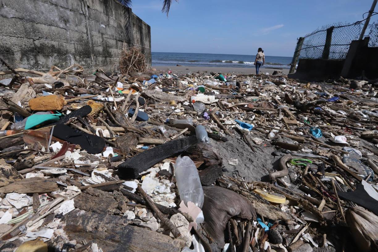 La comunidad de Travesía, localizada antes de Bajamar, también enfrenta pérdida de playa y es azotada por la basura de los ríos Chamelecón y Motagua, que convergen en ese tramo de la playa porteña. 
