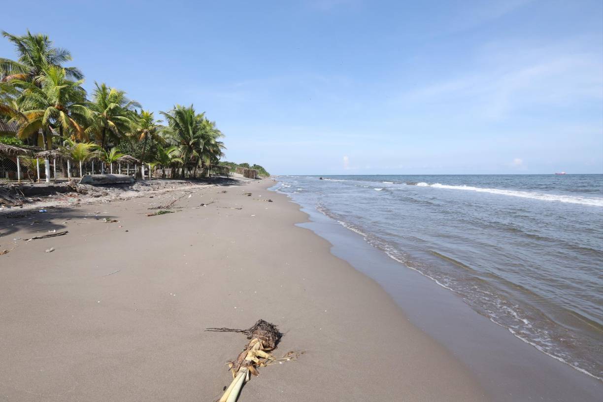 En Travesía, los hoteleros y dueños de restaurantes intentan también la partida a la furia del mar. Cuando no es temporada veraniega, algunos se cansan de limpiar y batallar, aunque ahí todavía tiene playa. 