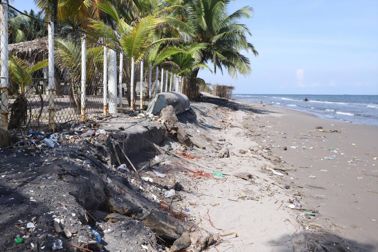 Siempre en Travesía, la evidencia de la entrada del mar está por todos lados. Ya llega a los márgenes de varias propiedades de hoteles y negocios.