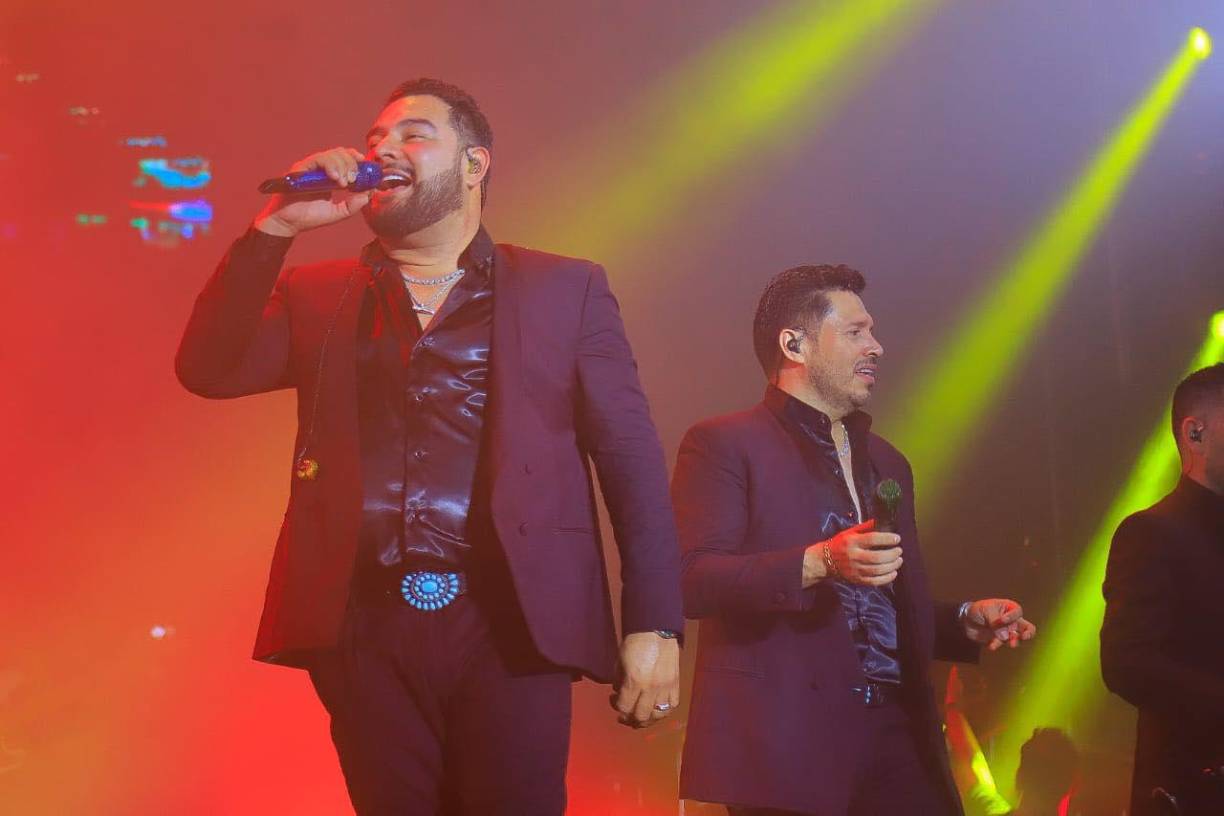 Alan Ramírez y Oswaldo Silvas Carreón, vocalistas de Banda MS, complacieron la noche del sábado a todos los hondureños que se hicieron presentes en su concierto en Expocentro. Por más de dos horas, los mexicanos interpretaron sus grandes éxitos y agradecieron a sus seguidores por no dejarse vencer por la lluvia que caía sobre la ciudad de San Pedro Sula. Cubiertos con capones y sombrillas, los fans de la música regional mexicana disfrutaron del evento hasta casi las dos de la mañana de este domingo, cuando el grupo celebró el inicio de sus 21 años de carrera.