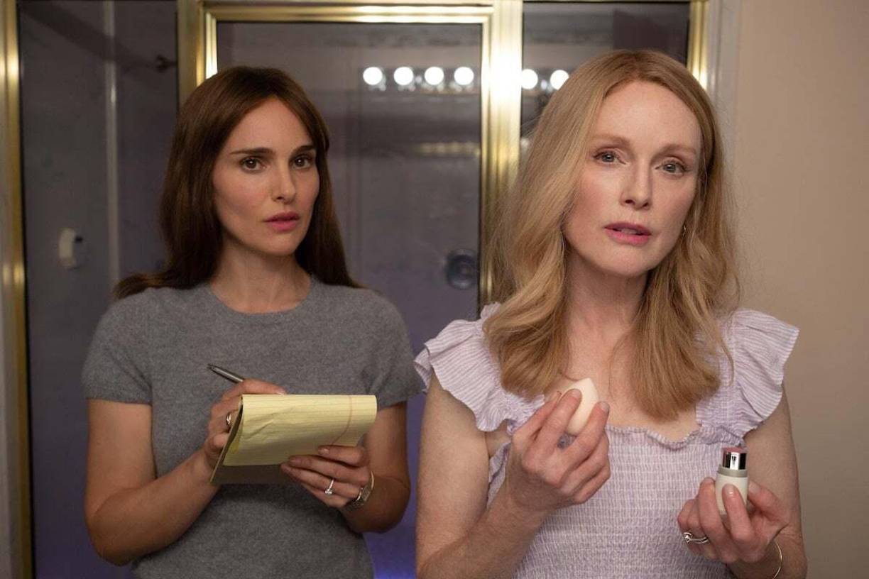 4. Secretos de un escándalo: En esta inquietante y retorcida versión de la obra Life, una actriz Elizabeth (Natalie Portman) encuentra inspiración para su próxima película.La película sigue a Gracie (Julianne Moore), un ama de casa a la que le encanta hornear y resulta ser una ex convicta encarcelada por tener relaciones sexuales con una menor, con la que más tarde se casa. Las cosas se volvieron muy complicadas y luego extremadamente tristes. La película está disponible en Netflix.