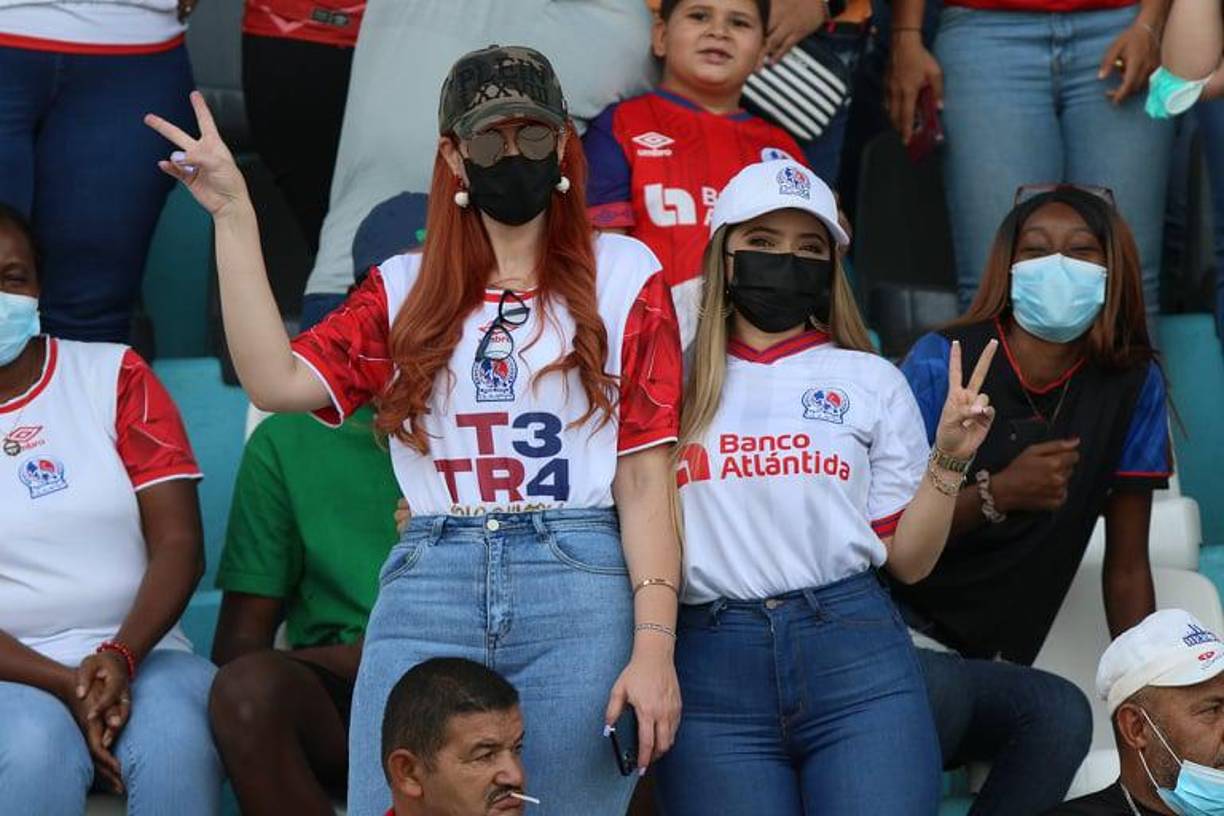 Estas lindas chicas llegaron bien identificadas con la indumentaria del Olimpia.
