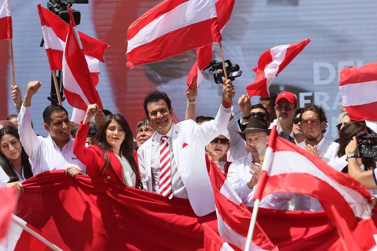 Nasralla: “prometo ser fiel y cumplir con los principios del liberalismo”.