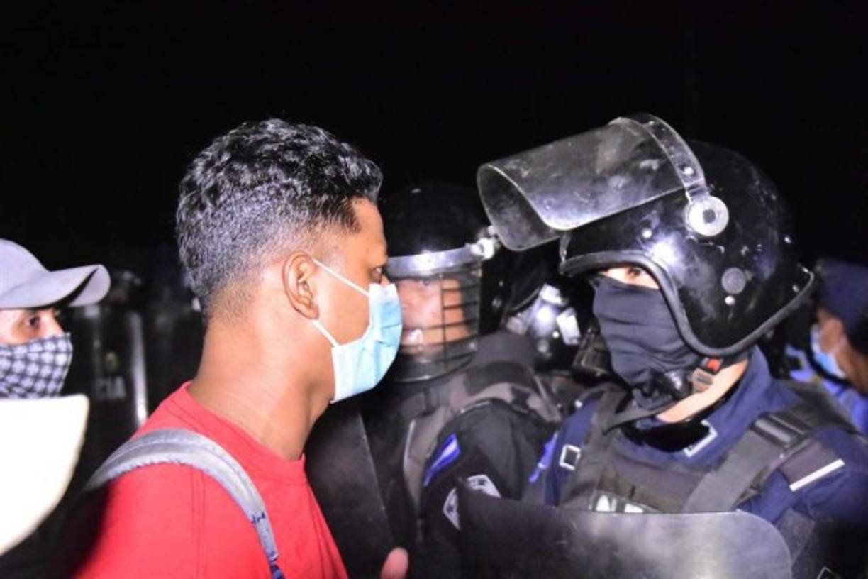 Las autoridades detallaron que entre el grupo de más de 200 migrantes detenido, que supuestamente salió el miércoles de Honduras, hay 41 menores de edad, incluidos ocho niños y niñas que no superan los 10 años.<br/>