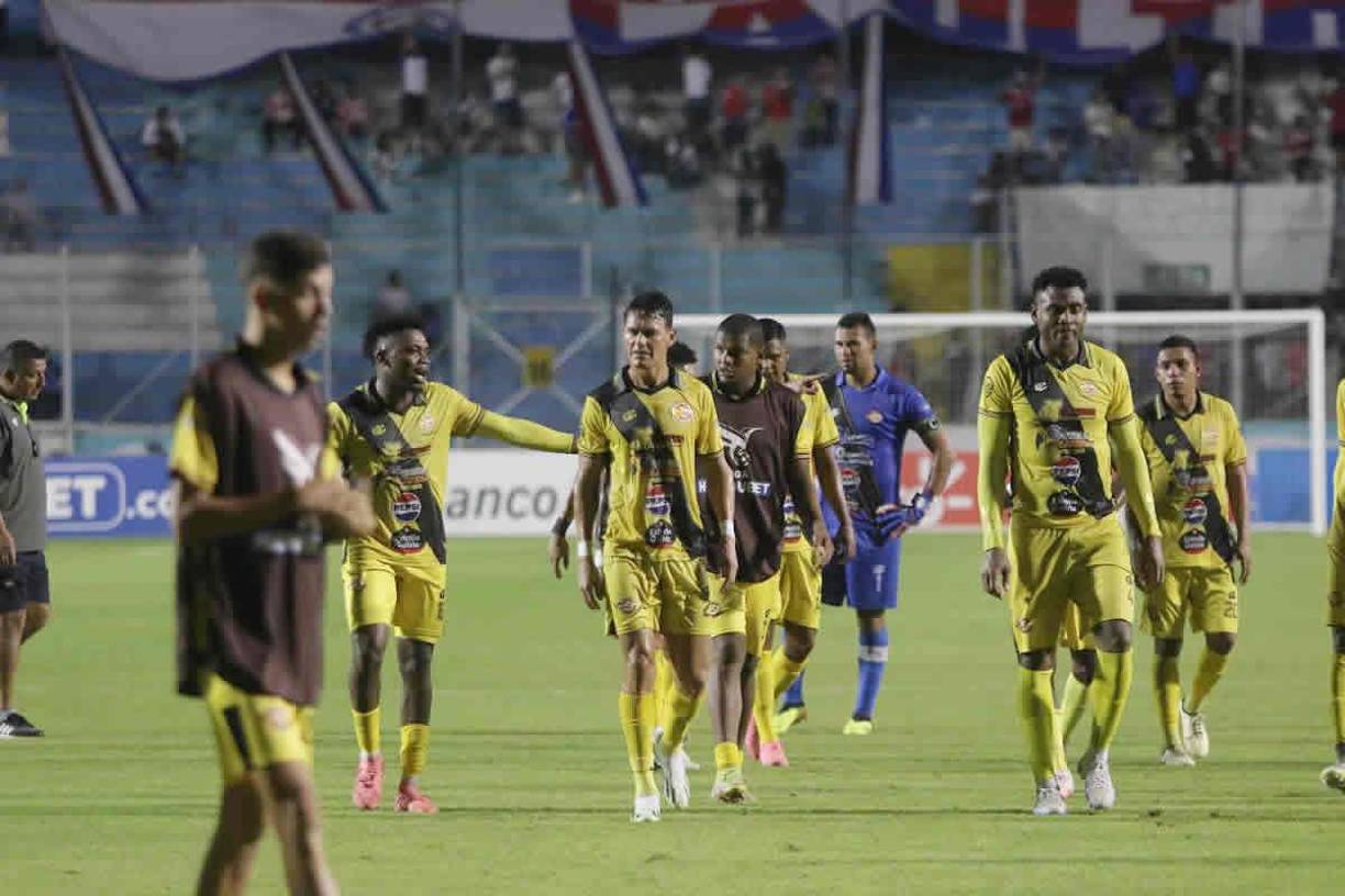Los jugadores del Génesis de Comayagua se marcharon cabizbajos y tristes al vestuario en la derrota contra el Olimpia.