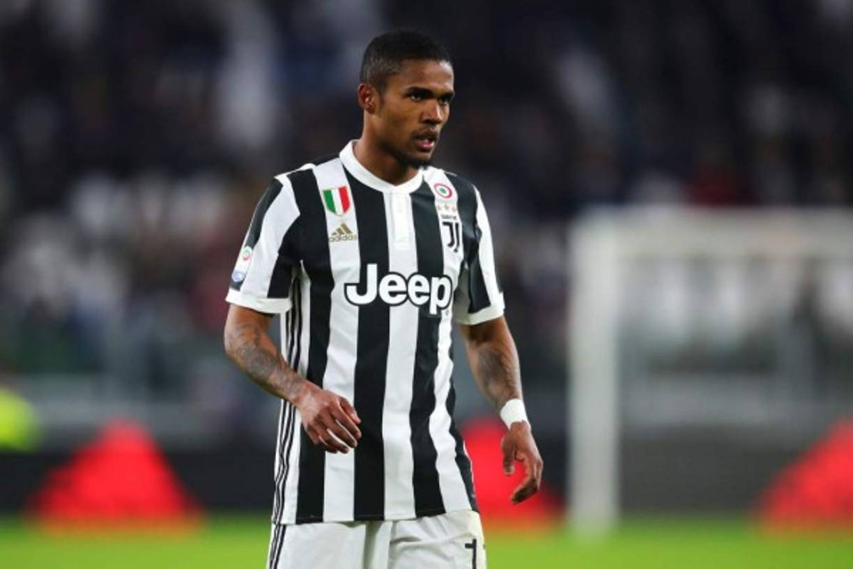 El Manchester United ha presentado una oferta de 60 millones de euros para la estrella de la Juventus, Douglas Costa. De acuerdo con Rai Sport, el United ha presentado una oferta con los gigantes italianos. El equipo de Turín baraja la oferta y se plantea intentar introducir en la operación a Paul Pogba.