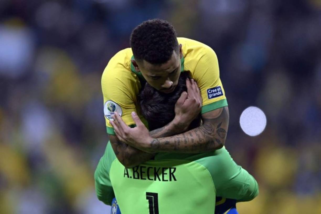 Gabriel Jesús se fue a celebrar primer con el portero Alisson Becker.