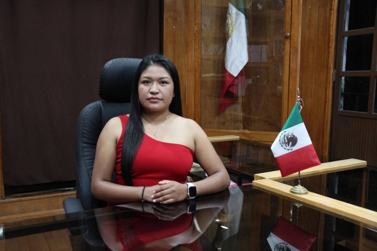 El caso ha generado controversia debido a señalamientos adicionales que relacionan a la alcaldesa con la organización criminal conocida como la Familia Michoacana (FM). Según una denuncia presentada anteriormente por la propia María Elena “N”, habría sido obligada a colaborar con líderes de este grupo delictivo, entregando grandes sumas de dinero provenientes del presupuesto municipal. Aunque luego negó estos señalamientos, testigos han ratificado que tales entregas se realizaban regularmente.