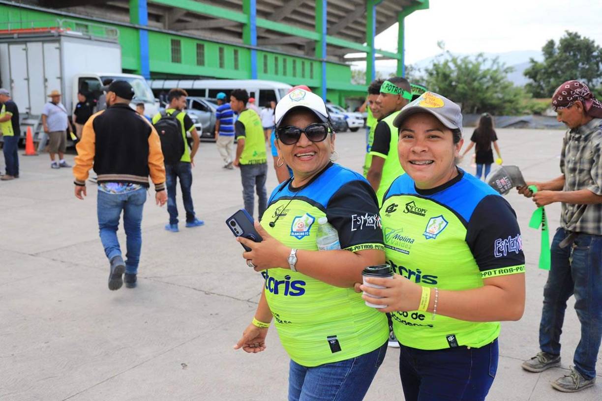 Ellas llegaron alegres al estadio Juan Ramón Brevé Vargas para apoyar al Olancho FC.