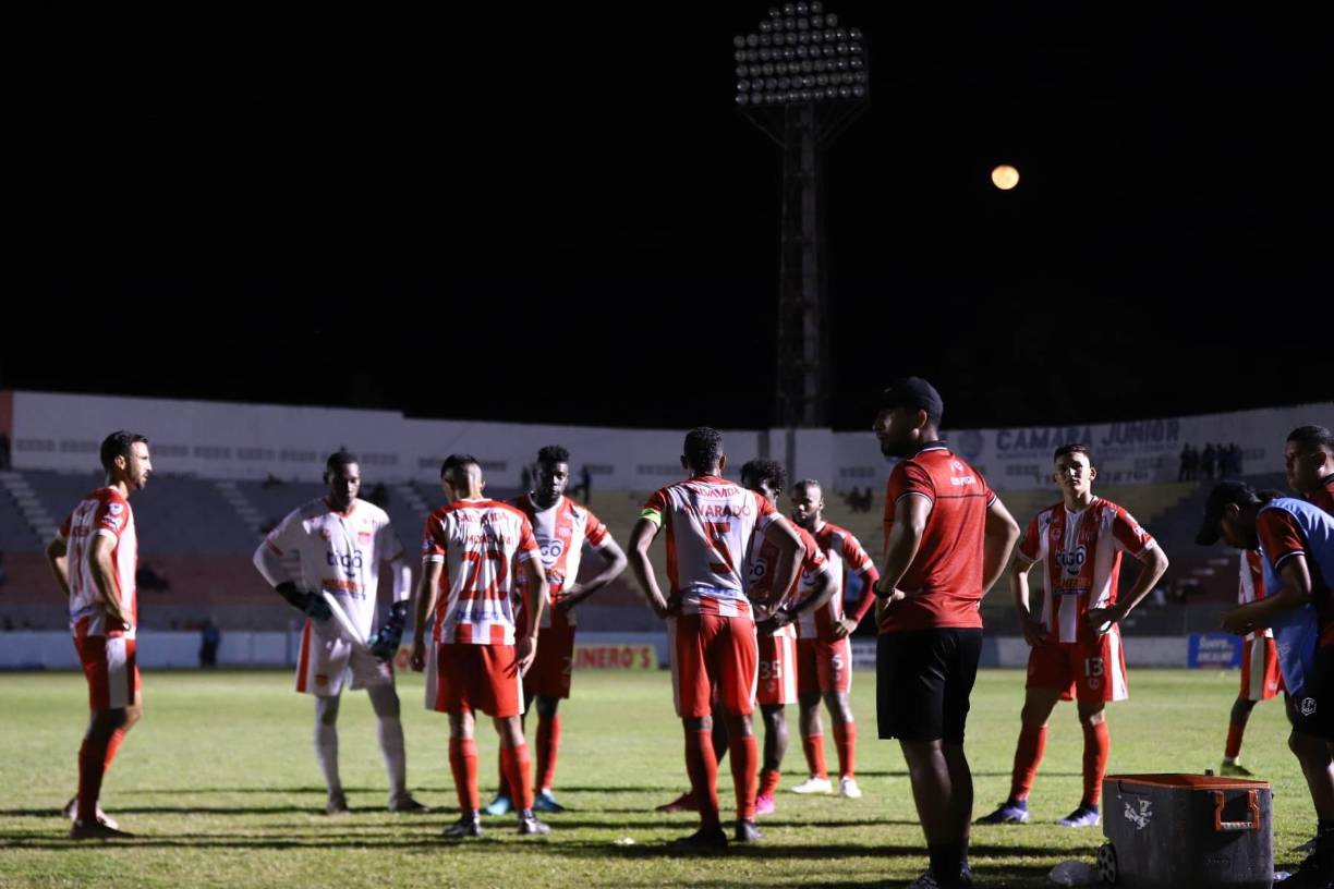 Se tuvieron que esperar unos 20 minutos para que se restableciera la energía eléctrica en el estadio de La Ceiba.