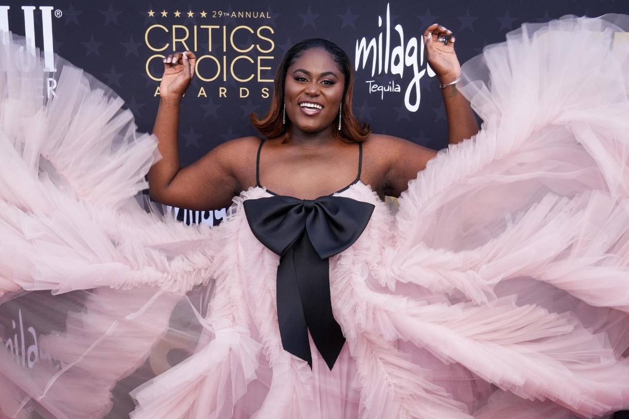 Danielle Brooks se robó las miradas con este peculiar vestido en rosa pálido y un listón negro en el pecho.