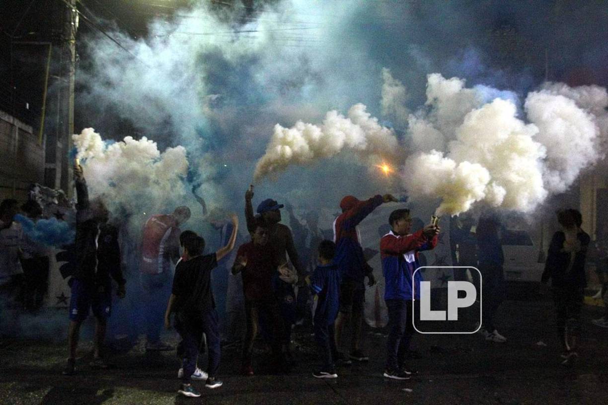 Aficionados del Olimpia le dieron la bienvenida al equipo a su llegada al estadio Municipal Ceibeño para enfrentar al Victoria.