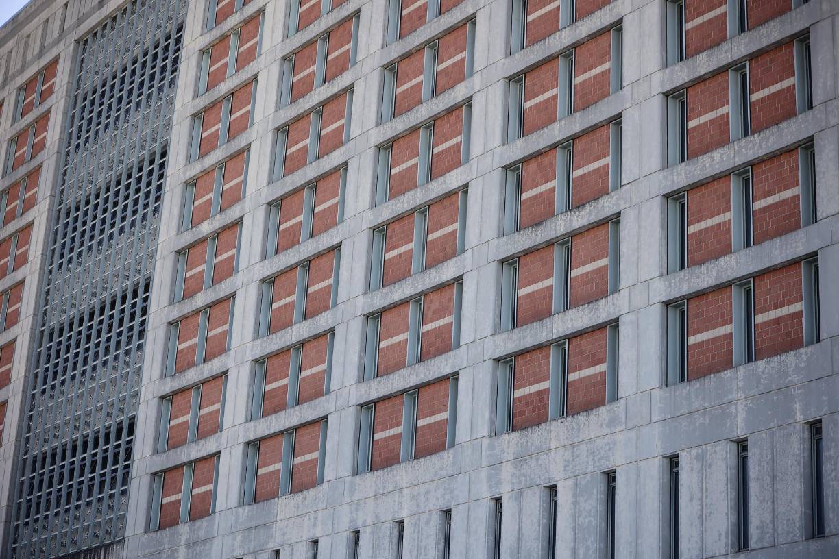 En 1990, dos presos desaparecieron por una ventana del segundo piso, descendiendo utilizando el cordón eléctrico de una máquina destinada al pulido de pisos. Uno de ellos aún figura en la lista de fugitivos más buscados por el servicio de alguaciles estadounidenses. Además, en 2009, un asaltante bancario llamado Anthony Boyd pudo abandonar las instalaciones por la puerta principal, aparentemente debido a un error administrativo.