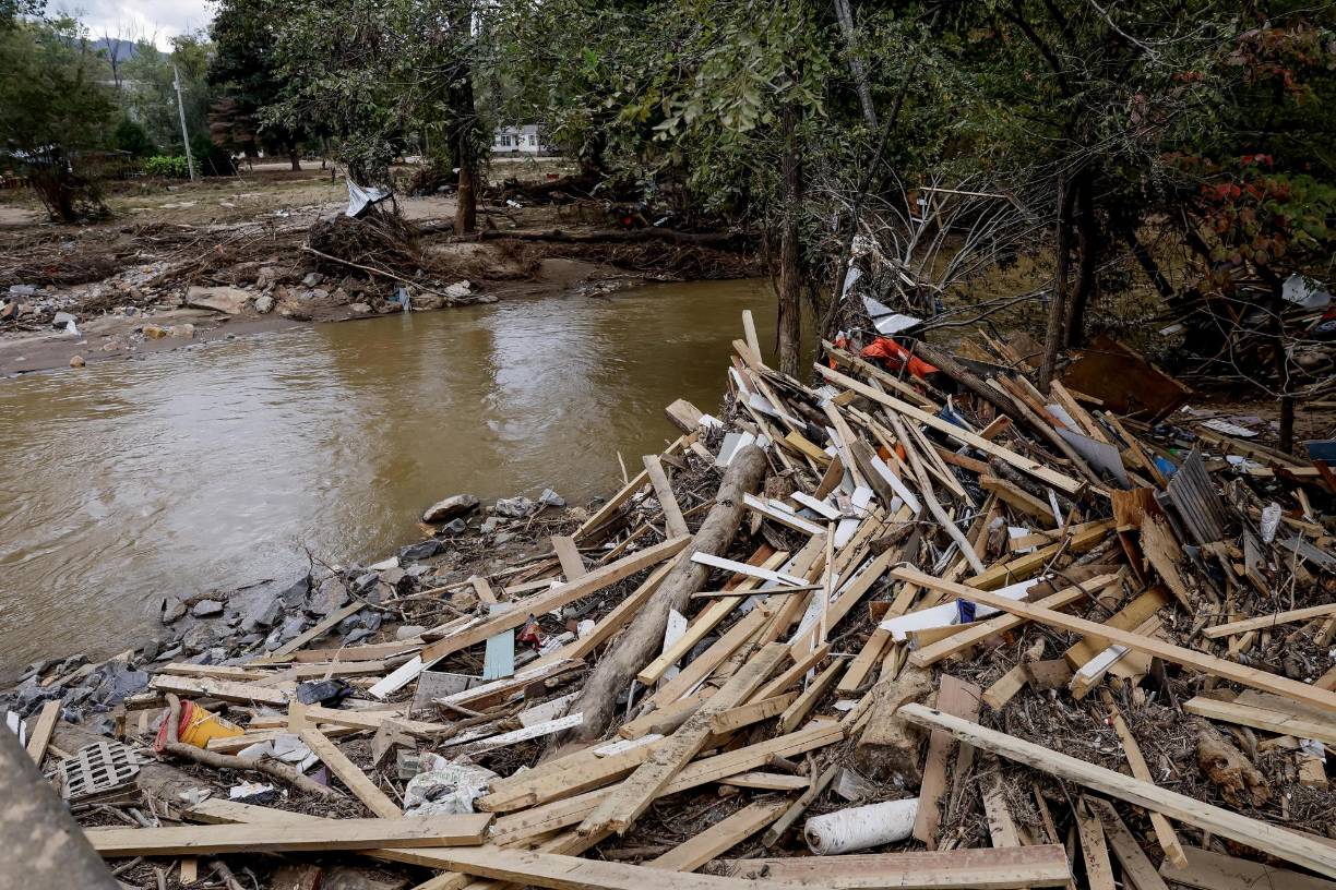 Fotografía de archivo de escombros a lo largo de las orillas del río Swannanoa después de las catastróficas inundaciones causadas por la tormenta tropical Helene en Swannanoa, Carolina del Norte, EE. UU., el 3 de octubre de 2024. 