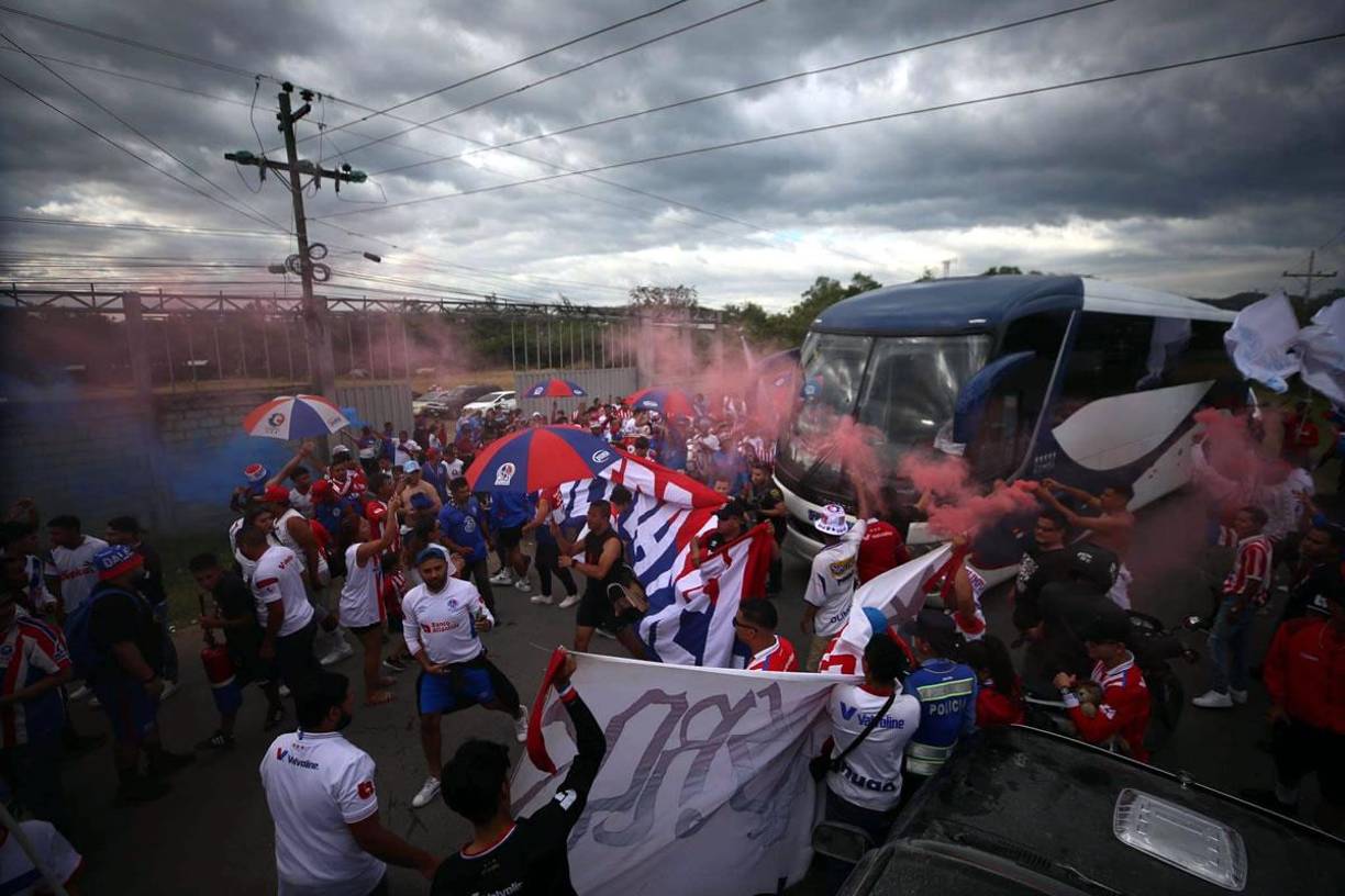 Los aficionados merengues recibieron con un gran ambiente al plantel del Olimpia en Comayagua.