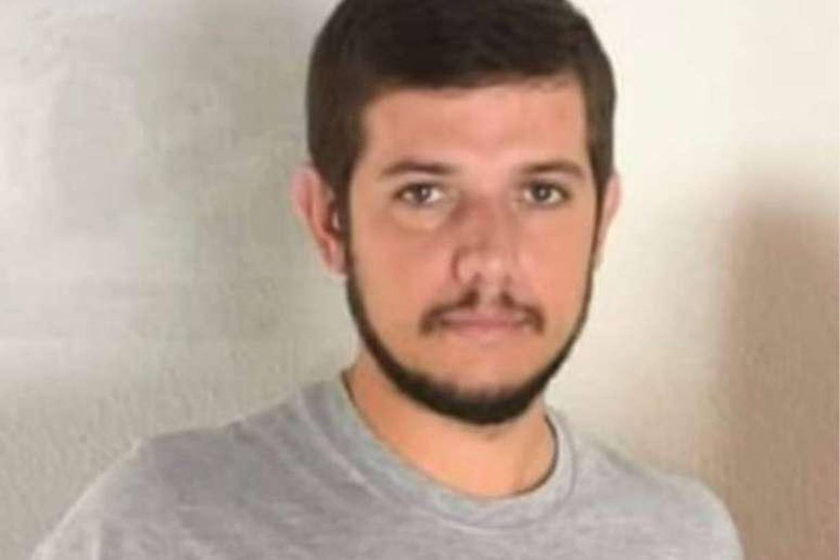 Las autoridades policiales están investigando el móvil de este atroz crimen, que ha conmocionado a la comunidad local.