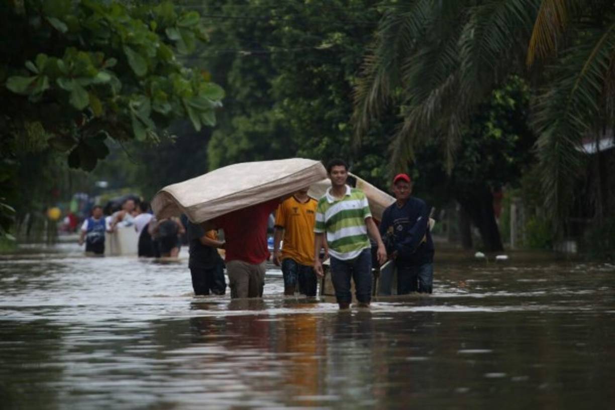Debido a que las lluvias continuarán en las próximas horas, muchos hondureños sacaron de sus casas su pertenencias.