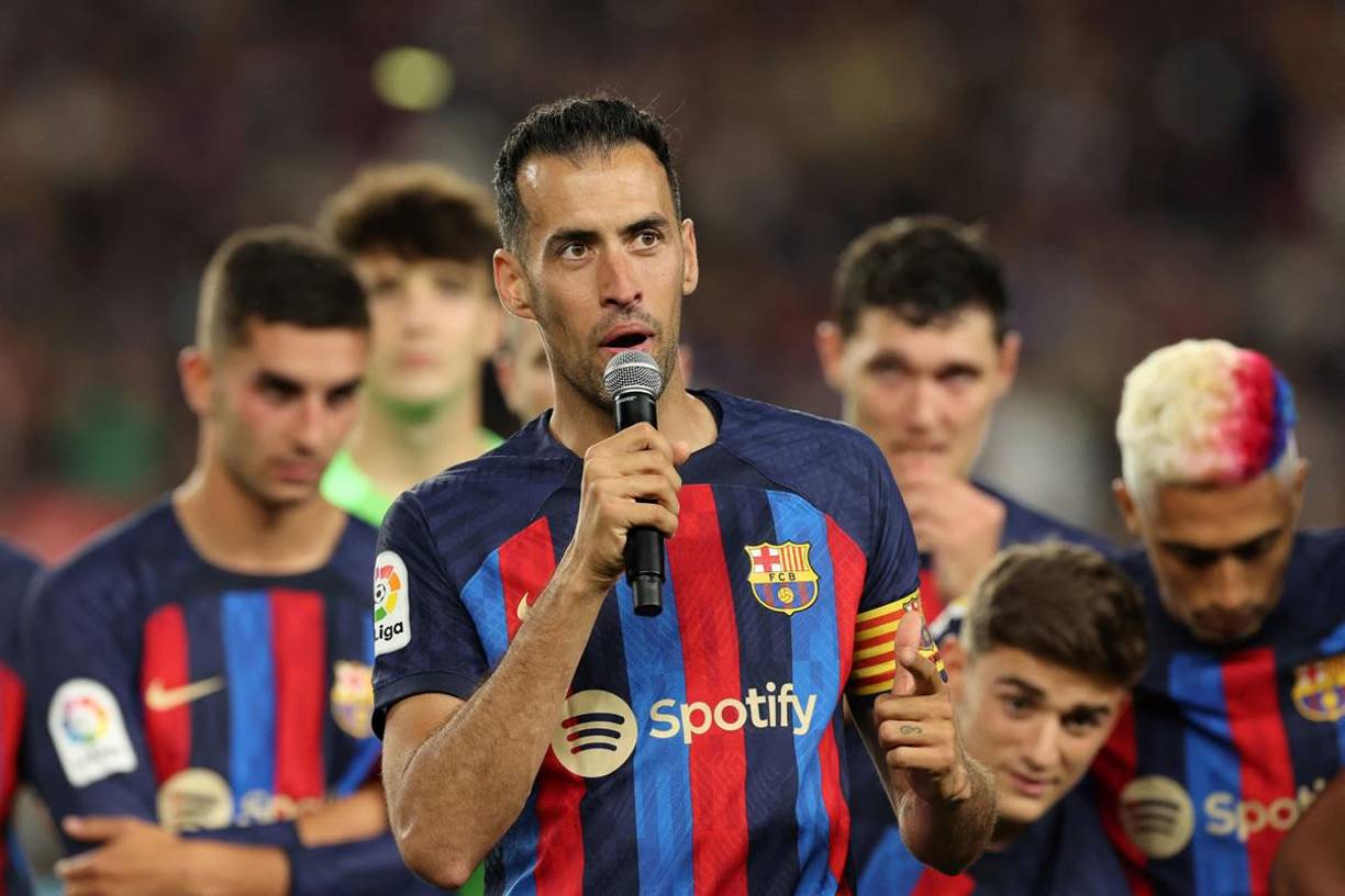 Sergio Busquets tomó la palabra para dirigirse al barcelonismo. “Queríamos ganar títulos y lo hemos conseguido siendo un equipo grande. Gracias porque sin vosotros, la afición, no hubiera sido posible”.