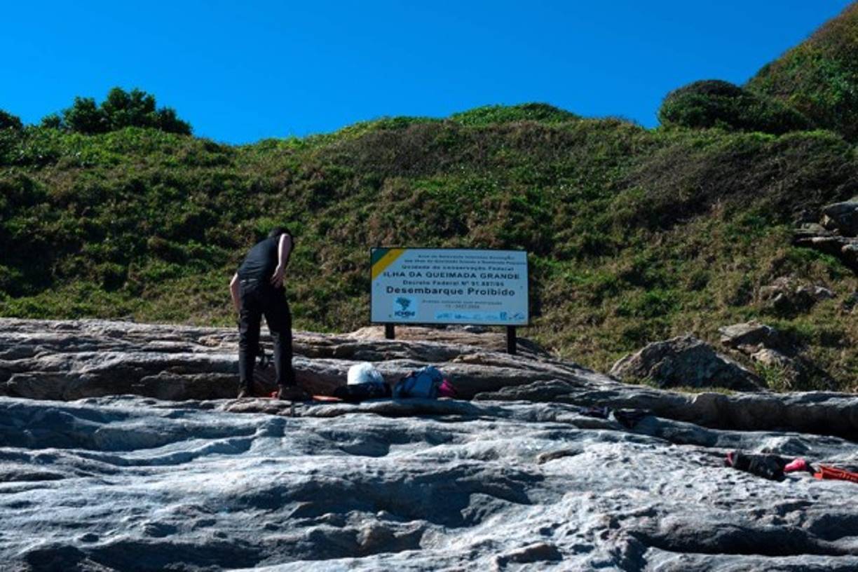 La isla no tiene ningún edificio construido, ya que ha sido casi imposible construir nada en ella, y sólo existe un faro que estuvo mantenido por una familia hasta finales del siglo XX.