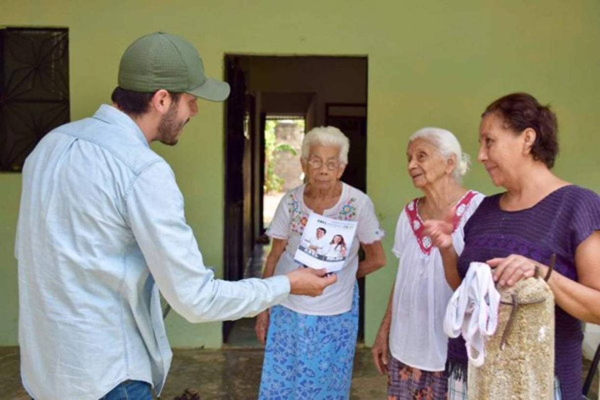Desde el día que se presentó cómo candidato ha recibido cientos de piropos de las chicas que bromean con mudarse a Veracruz para darle el voto.