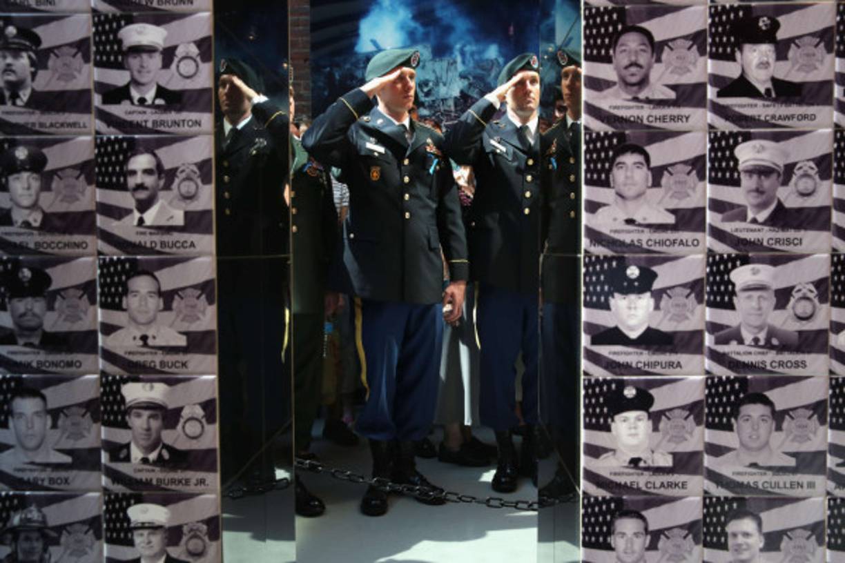 Soldados saludan el memorial en honor a los 343 bomberos muertos durante el ataque a las Torres Gemelas en 2001.