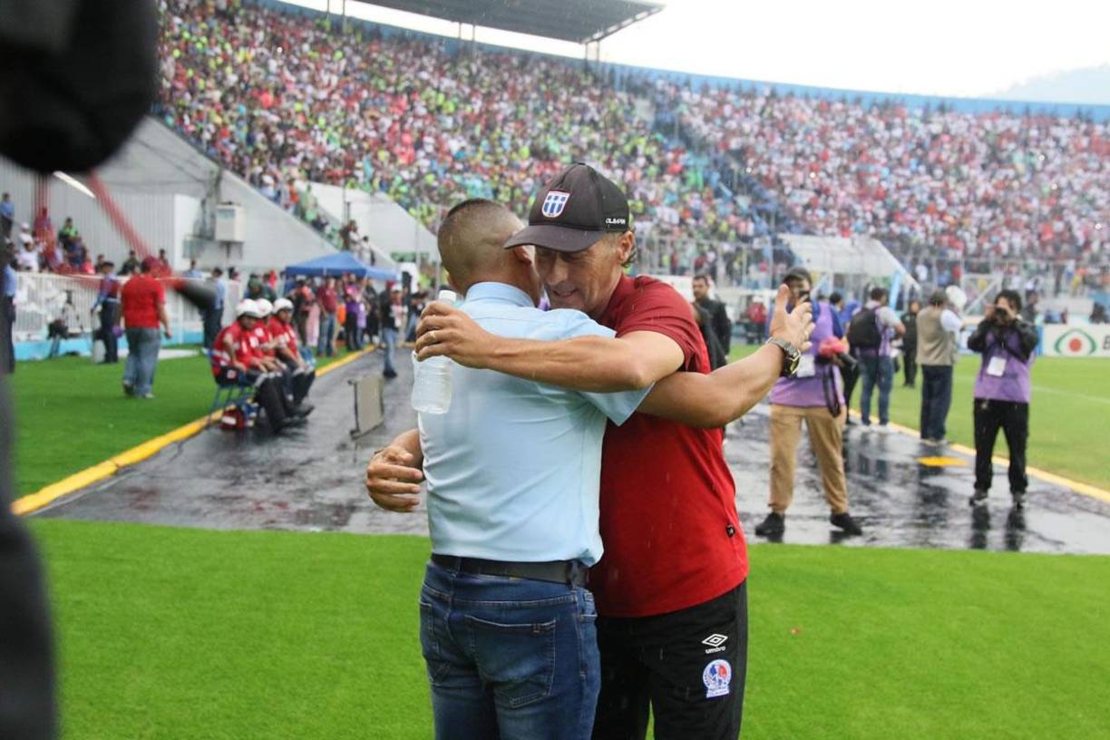El saludo de Pedro Troglio y Humberto Rivera antes del inicio del partido en el estadio Nacional Chelato Uclés.