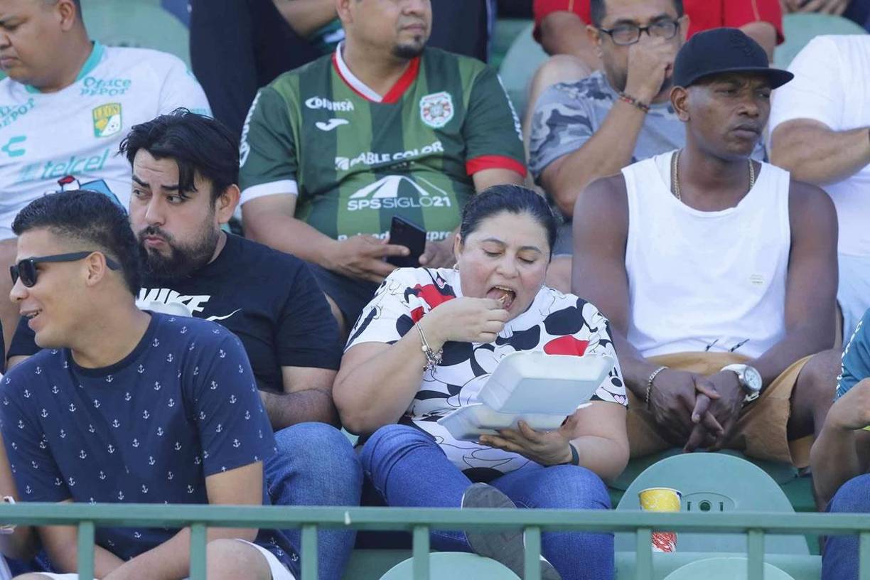 Otros aficionados llegan a disfrutar de la rica comida que venden en el estadio.