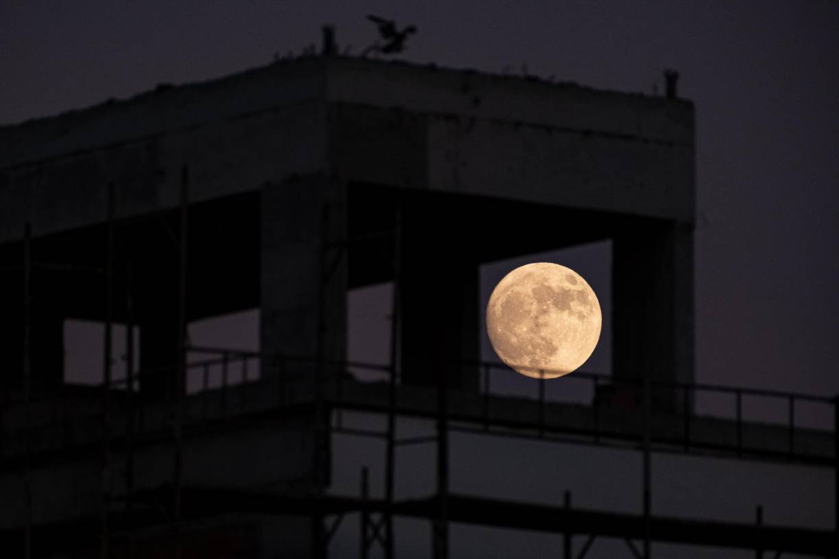 Una superluna es un evento astronómico que ocurre cuando la órbita de nuestro satélite natural se encuentra más cerca de la Tierra y también se encuentra en su fase llena, según los expertos.