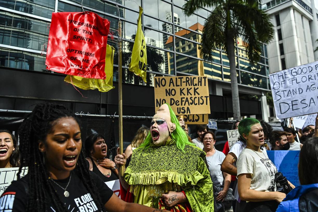 Miss Miei, de la organización Decrim 305, que se definió como una trabajadora sexual, dijo a EFE que se manifestó porque “las políticas de DeSantis son un peligro para toda la sociedad”.