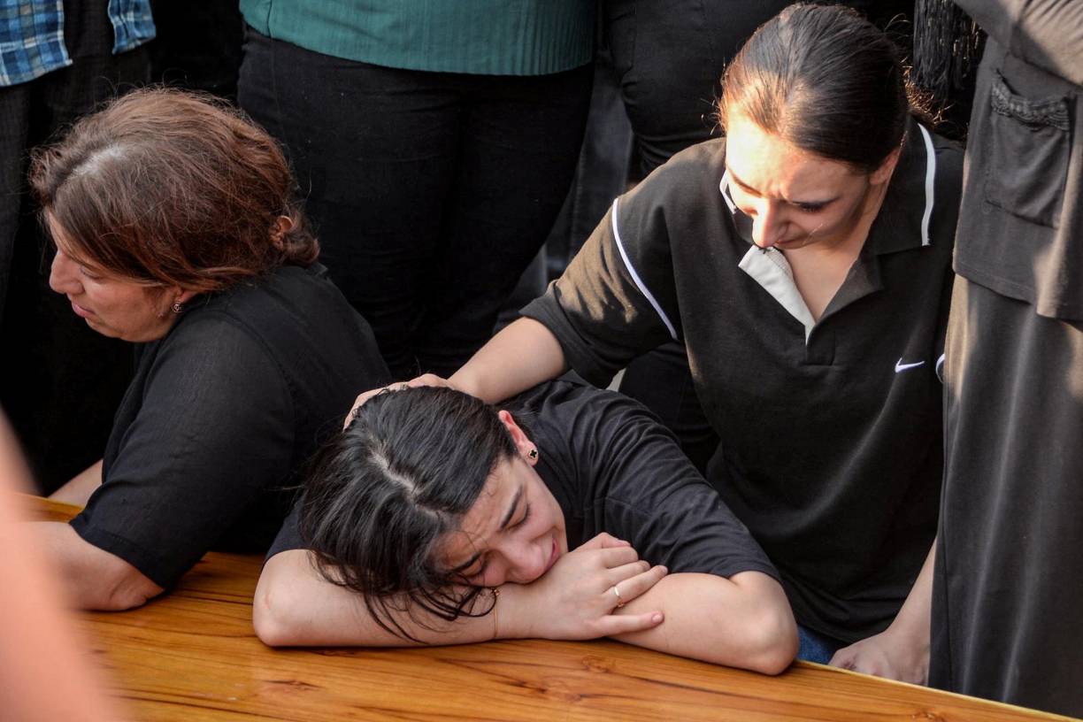 Los retratos de las víctimas hombres, mujeres y niños de todas las edades estaban alineados este jueves por la mañana en la iglesia católica siríaca de Al Tahira para darle el último adiós a sus familiares.