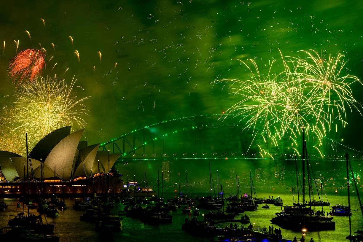 A medianoche (13H00 GMT), ocho toneladas de fuegos artificiales encendieron la mecha de 2024, <b>año</b> en el que se llevarán a cabo elecciones que afectarán a la mitad de la población mundial y los Juegos Olímpicos, que se celebrarán durante el verano en París. 