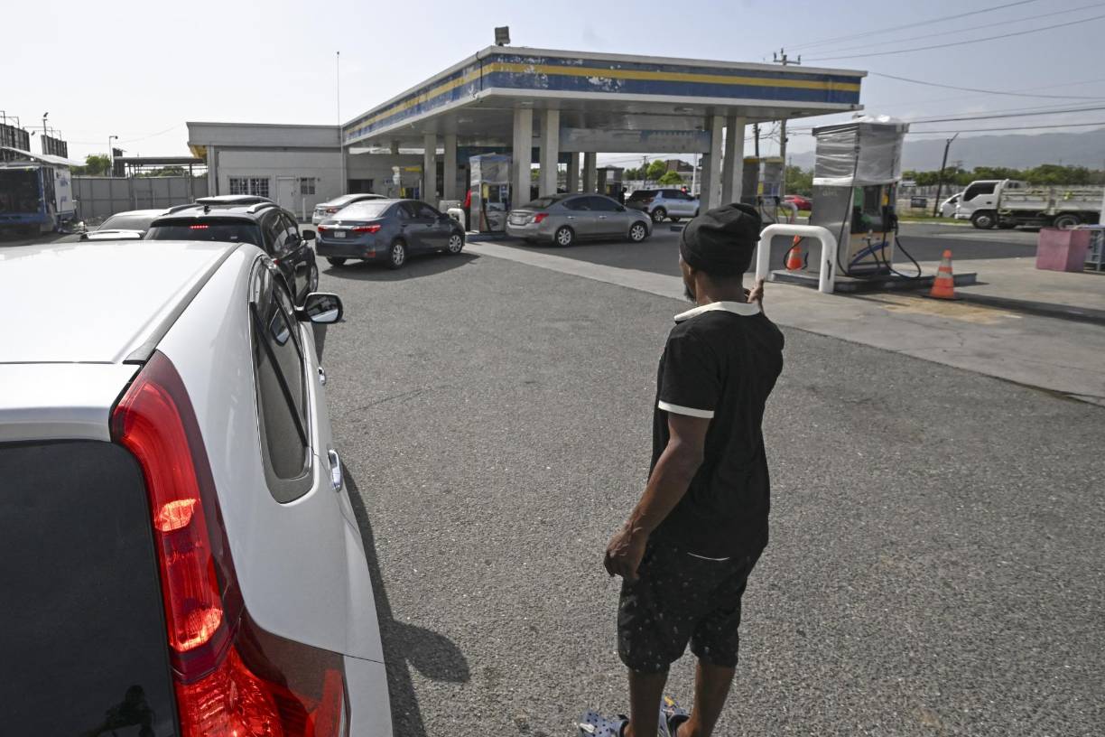 En Jamaica se registran grandes filas de autos en las gasolineras para abastecerse de combustible ante la llegada inminente del ciclón.
