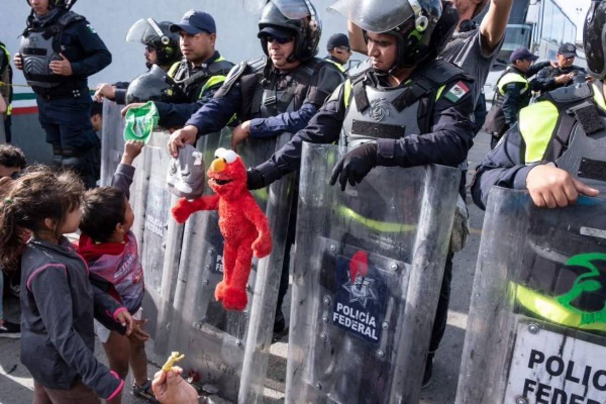 Personal del Grupo Beta, que atiende a migrantes que cruzan por México en dirección a Estados Unidos, se reunió con miembros de la caravana para que desconvocaran la marcha además de hacerles notar la posibilidad de obtener trabajo en México.