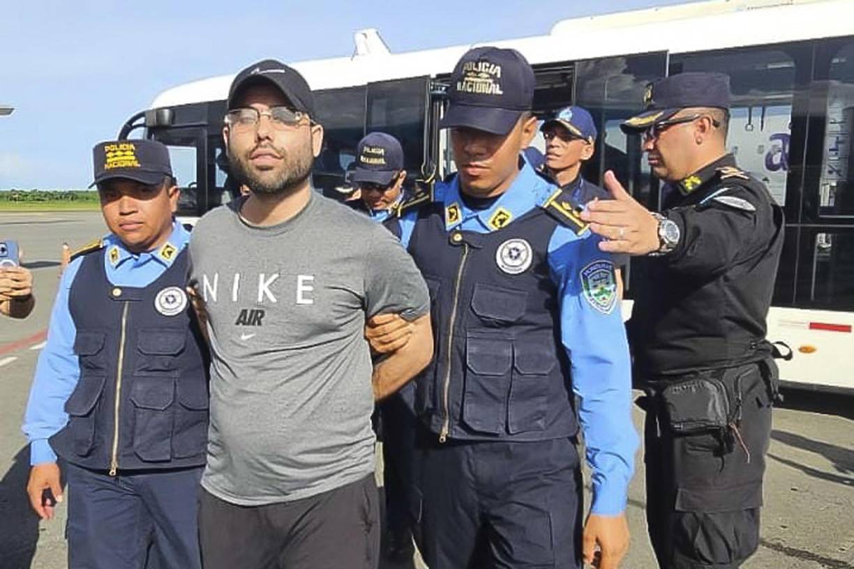 AME4168. SANTO DOMINGO (REPÚBLICA DOMINICANA), 23/07/2024.- Fotografía cedida por la Policía Nacional de Honduras de autoridades mientras trasladan al estadounidense Gilbert Reyes, acusado por el asesinato en enero de tres mujeres en la isla de Roatán, en el Caribe hondureño, este martes en el Aeropuerto Internacional de Las Américas, en Santo Domingo (República Dominicana). EFE/ Policía Nacional De Honduras / SOLO USO EDITORIAL/ SOLO DISPONIBLE PARA ILUSTRAR LA NOTICIA QUE ACOMPAÑA (CRÉDITO OBLIGATORIO) MEJOR CALIDAD DISPONIBLE 