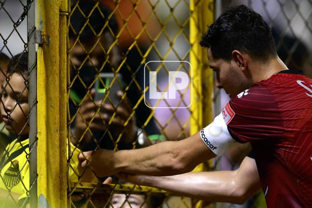 Jhow Benavídez firmó autógrafos a los aficionados del Real España al final del partido.