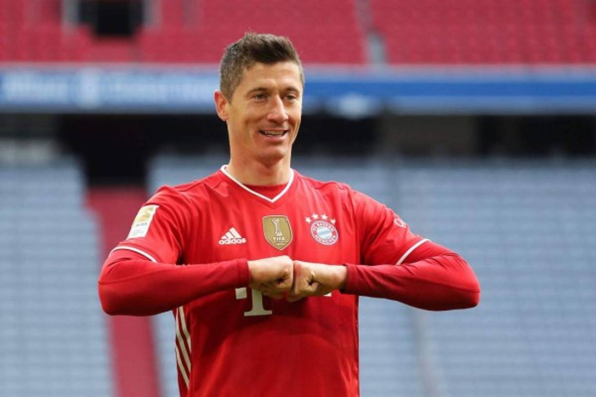 1. Robert Lewandowski (Bayern Múnich) - El polaco lidera la clasificación de la Bota de Oro 2020-2021 y es el gran favorito para ganarla. Tiene 35 goles (70 puntos) y nadie ha podido alcanzarlo pese a estar cuatros semanas lesionado de una rodilla. El goleador bávaro podría volver a la acción este sábado ante el Mainz 05.