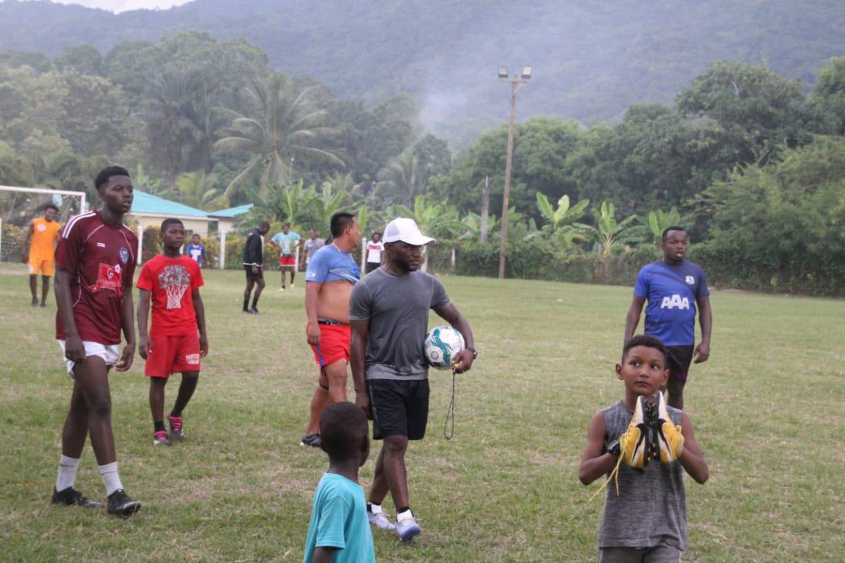 En la mañana Tyson pasa entre su casa, la playa y departiendo con amigos. Por la tarde se va al campo de fútbol todos los días a entrenar equipos juveniles y veteranos. El exjugador también recibe invitaciones para jugar en Estados Unidos con el equipo de Leyendas de Honduras. 