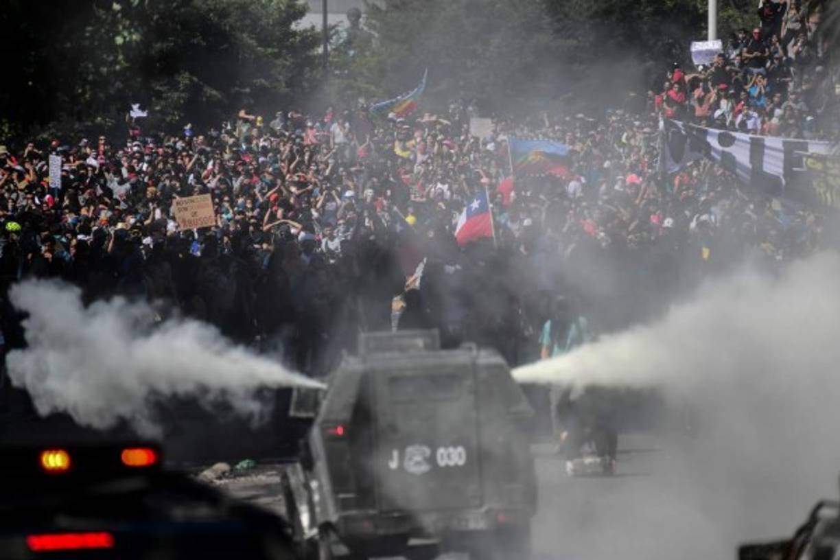Miles de chilenos salieron a protestar por quinto día consecutivo en varias ciudades enfrentándose a los militares en violentas manifestaciones que ya dejan 15 muertos.