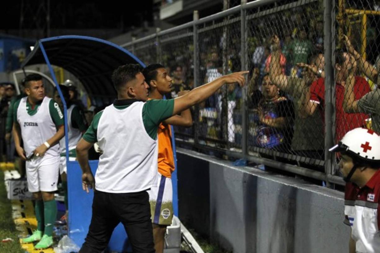 En la banca del Marathón tuvieron discusiones con aficionados en las gradas.