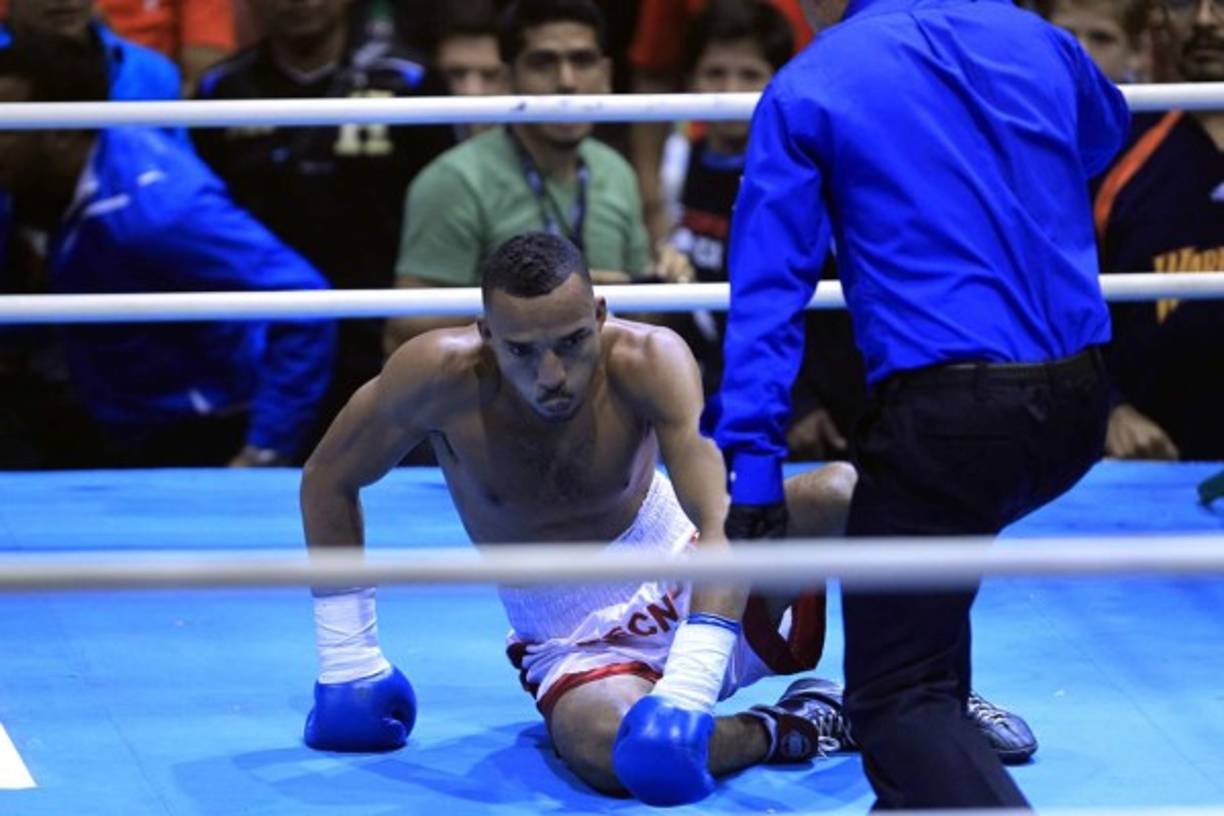 Pacheco no pudo seguir en la pelea, los fuertes piquetazos del 'Escorpión' le hicieron mucho daño.