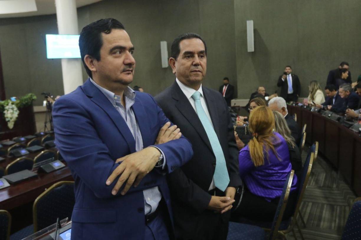 Antonio Rivera Callejas y Mario Pérez, parlamentarios del Partido Nacional, fueron de los primeros en ingresar al interior de la Cámara Legislativa. 