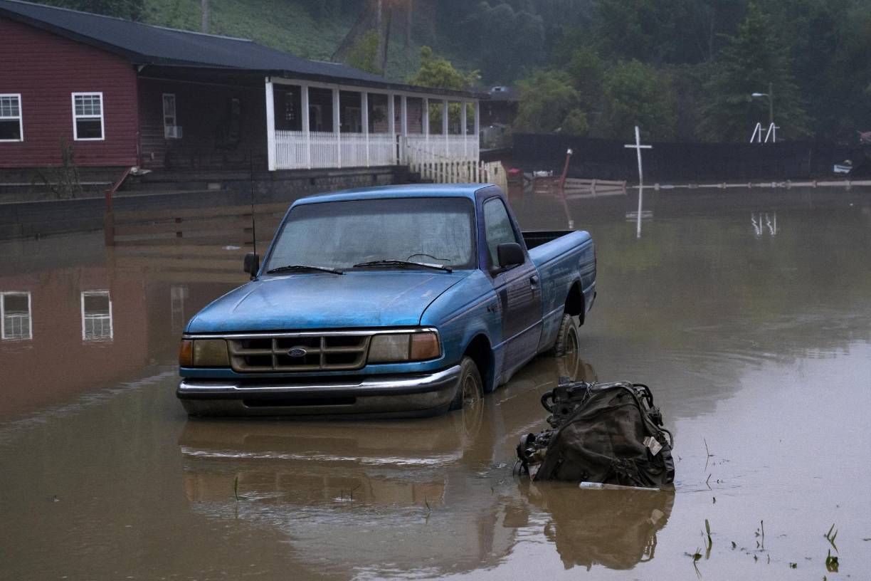 Las inundaciones convirtieron muchos caminos en ríos, y algunas casas en áreas bajas quedaron casi completamente anegadas, con apenas sus tejados visibles. El clima ofreció un respiro el sábado, pero se esperan más lluvias el domingo. 